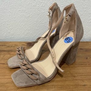 Nicole Miller size 6 1/2 suede pumps NWOT